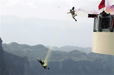 ▲徐凯和迈瑞思进行低空跳伞