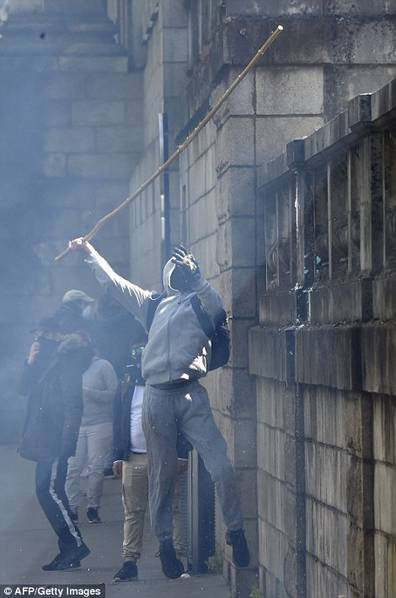 法国17万人抗议劳动法改革引爆冲突：124人被捕 警察24人受伤