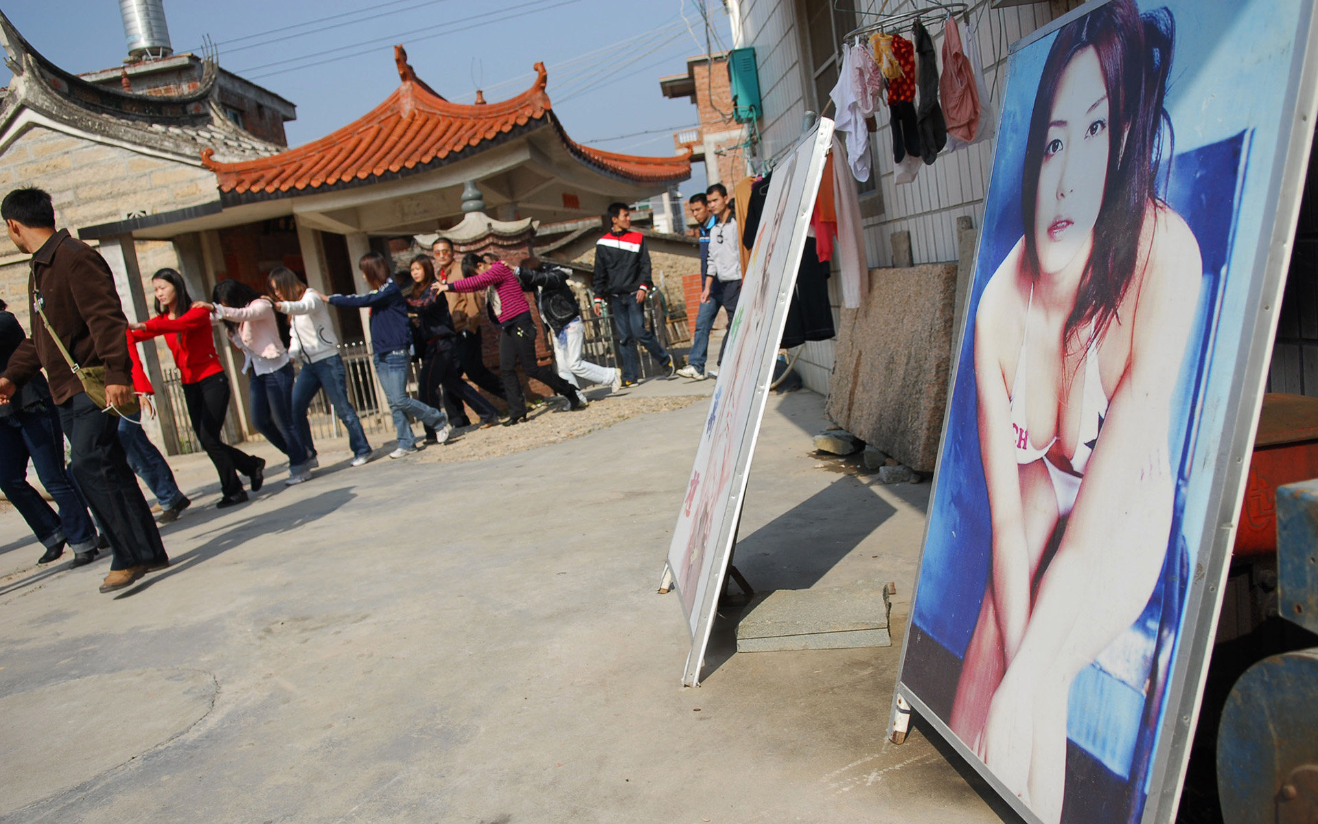 2006年12月3日中午11时许，福建南安这群老人正在观看“十朵玫瑰迷人心窍”的全裸舞表演时，被警察查封，参加裸舞表演的10名舞女被警方押走。／视觉中国