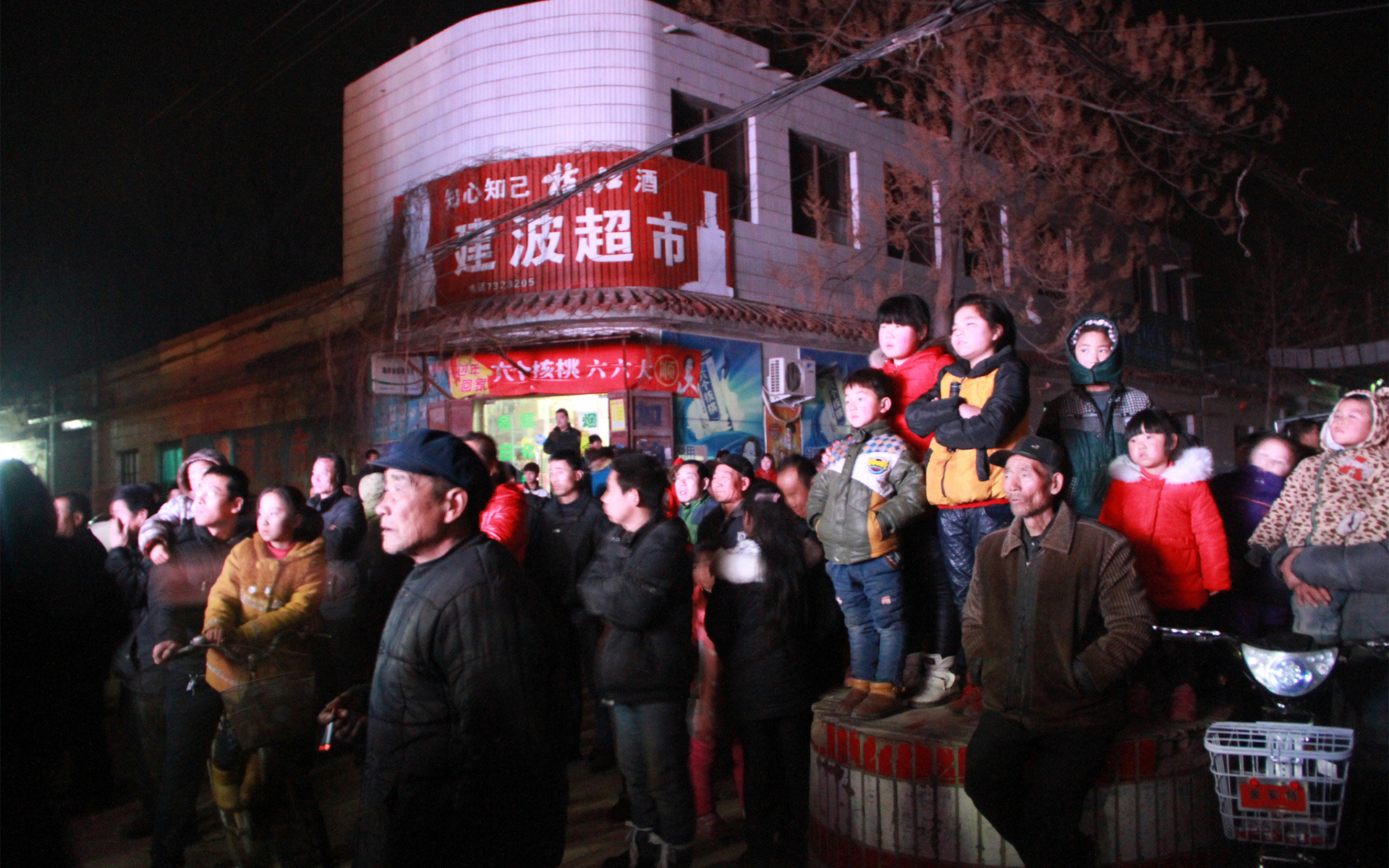 2015年02月15日，河北邯郸成安县农村葬礼上的，观众在观看脱衣舞表演，其中不乏年过花甲的老人和不知世事的小孩。/视觉中国