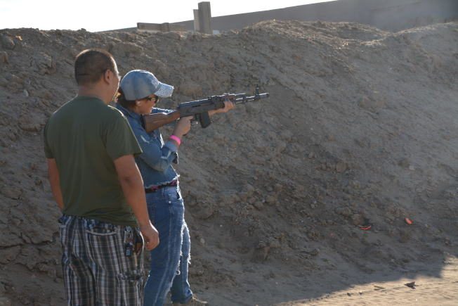 位于河滨科洛纳市附近加州最大射击场Mike Raahauge Shooting Enterprises，有不少华人枪友练习射击。（资料照片） 