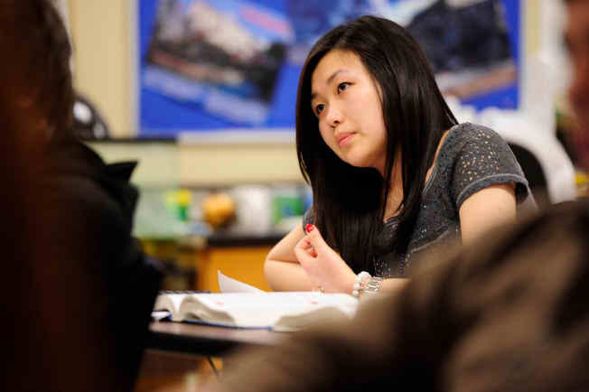 2015─16学年中国留学生在美国人数高达37万多人，即日起实施的暂停美国签证递签政策，将对留学生带来一定冲击，图为一名中国留学生在美国课堂上。(美联社) 