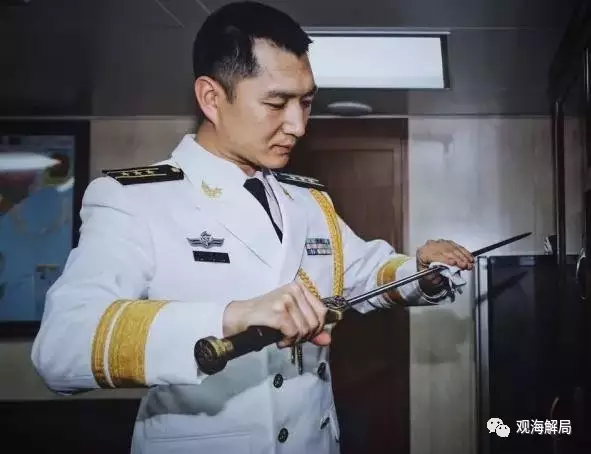 海军举行首次授剑仪式 军方3大佩剑到底长啥样？