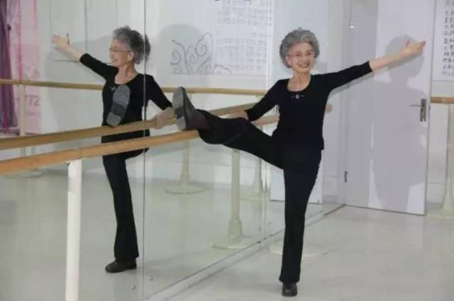 中国奶奶70岁开始健身，现在比18岁还惊艳！