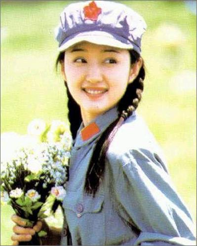 看了杨钰莹年轻时的照片，就明白为啥有人为她把几十辆宝马撞废！