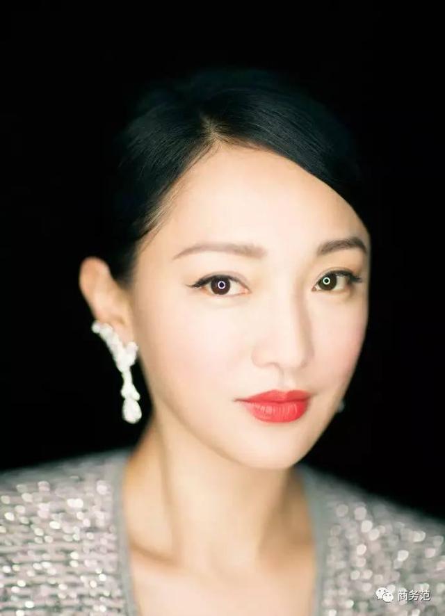 杨幂带了两个假脸人，周迅的脸僵僵的，上海电影节女明星的脸