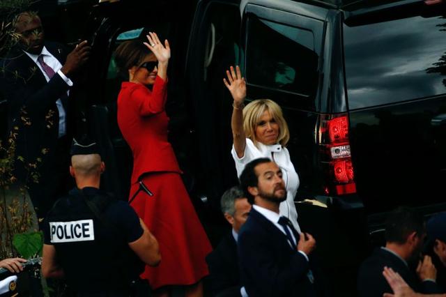 美国总统少妻DIOR全身红火拼法国总统老妻子白LV，美法第一夫人同框同游巴黎感情好好