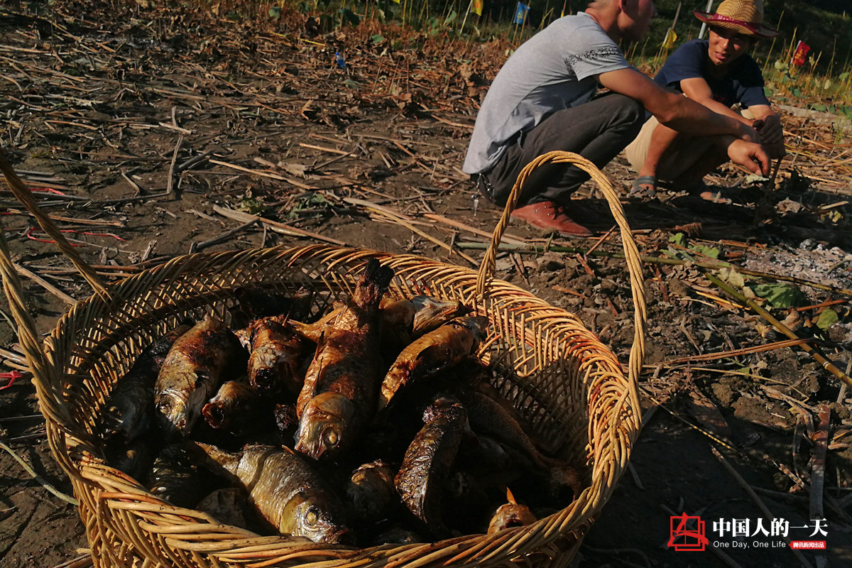 中国人的一天中国人的一天2845期：金秋十月侗家“烧鱼节” 摆长桌宴畅饮美酒