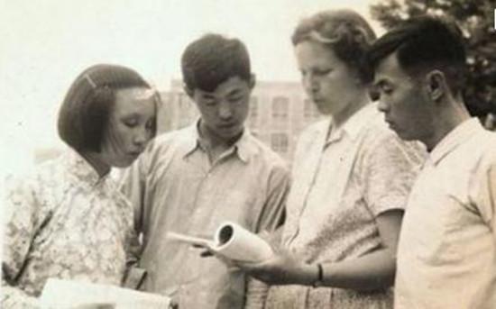 一位华籍美国人，将中国国旗悬挂六十多年，说只把中国当家