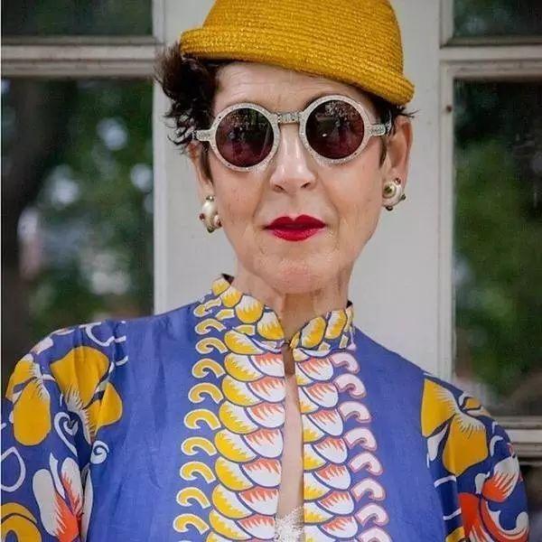 67岁美国老太太穿起中国旗袍，将美演绎到了极致！