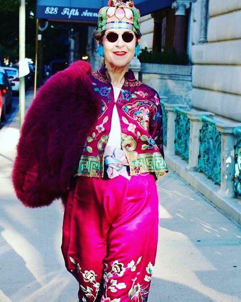 67岁美国老太太穿起中国旗袍，将美演绎到了极致！