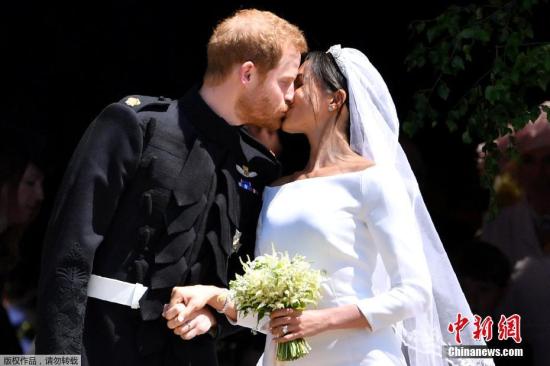 当地时间5月19日，英国哈里王子与美国女星梅根・马克尔在英国温莎城堡举办婚礼。图为新人接吻瞬间。