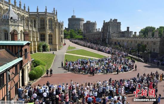 当地时间5月19日，英国哈里王子与美国女星梅根・马克尔在英国温莎城堡举办婚礼。当天中午，新郎哈里王子与伴郎威廉王子出现在温莎城堡前，两人穿上了军礼服。