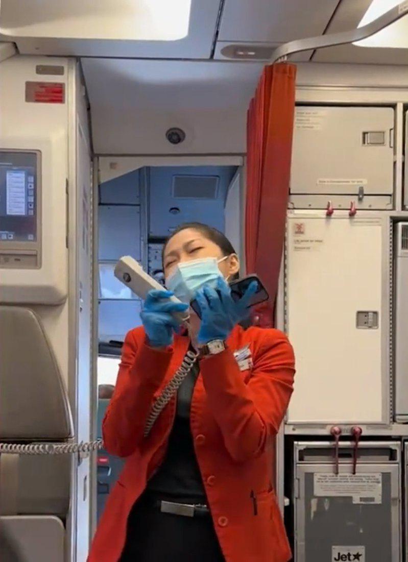 有江苏无锡的歌迷日前飞往新加坡，因航班延误，乘务长自发为乘客演唱「Love Story」。（影片截屏）