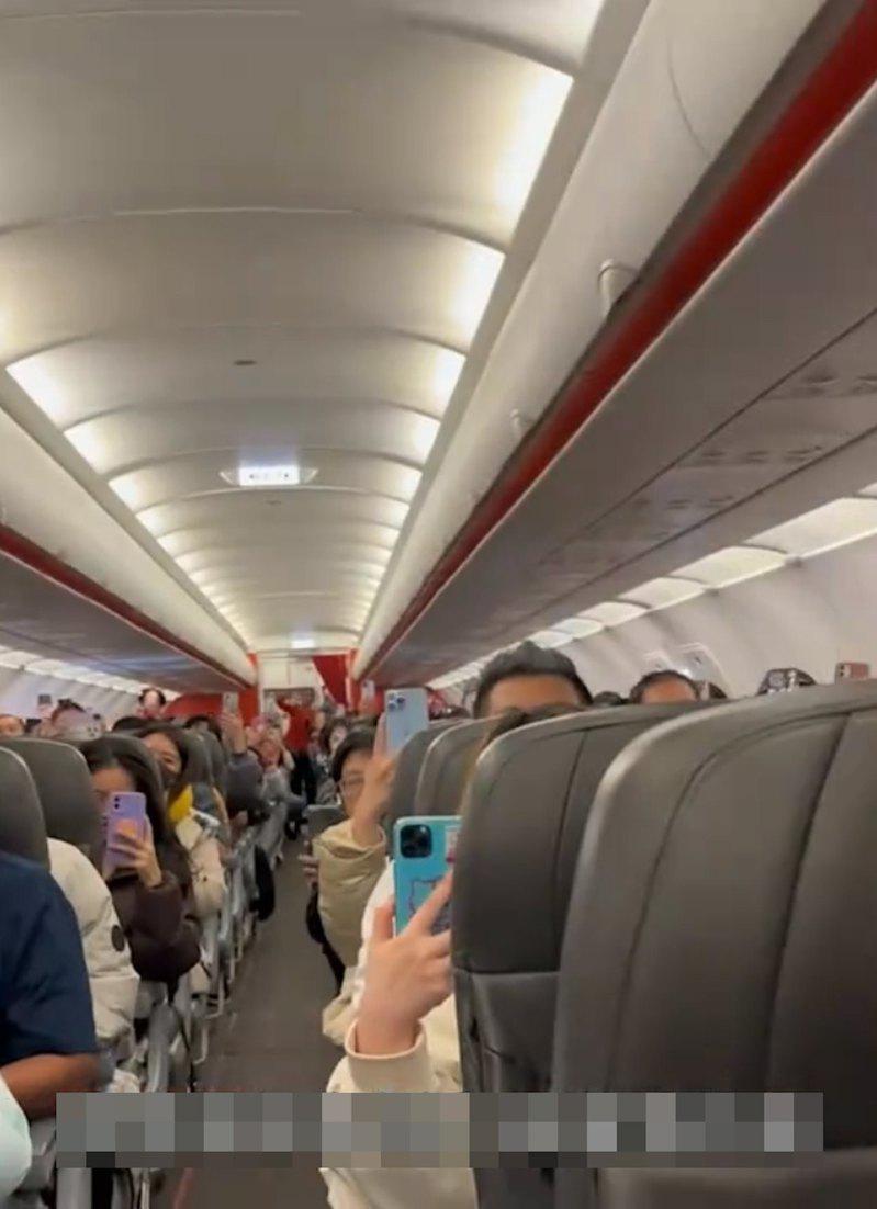 有江苏无锡的歌迷日前飞往新加坡，因航班延误，乘务长自发为乘客演唱「Love St...