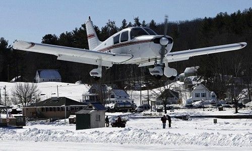 美东湖面结冰变机场 吸引数十架飞机起降