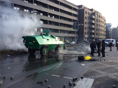 防暴装甲车出动