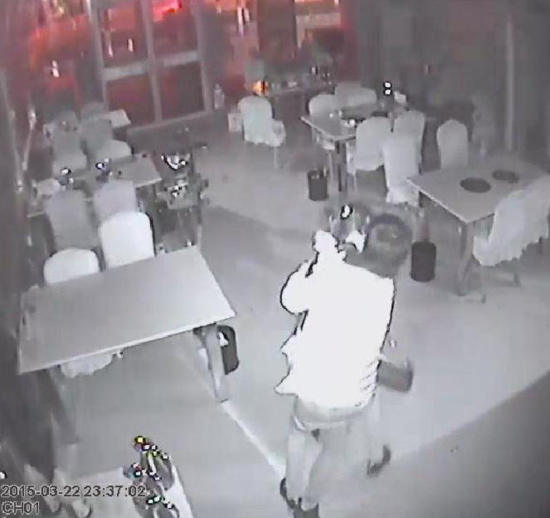 男子欲行不轨2度被女子打倒 连磕3个响头后逃跑