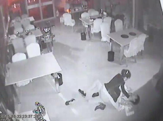 男子欲行不轨2度被女子打倒 连磕3个响头后逃跑