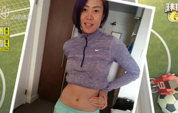 北京时间6月16日，中国女足成功在加拿大女足世界杯中以小组第2的身份出线，上海五星体育的节目中也曝光了一组女足队员备战世界杯的生活照，照片中女足队员集体上演最近网络上很火的&ldquo;反手摸肚脐&rdquo;挑战，但遗憾的是无一人挑战成功。图为王丽思和王珊珊。