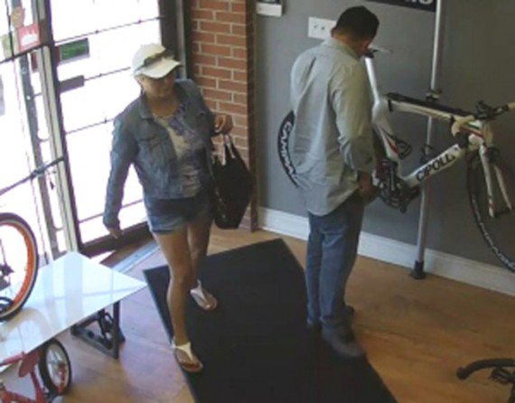 一对男女盗走名贵自行车，店主在社交网站呼吁网友找出嫌犯。(图：CBC)