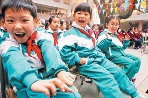 0年代，统一穿着&ldquo;面口袋&rdquo;校服开始进入视线，成为很多80后的回忆。