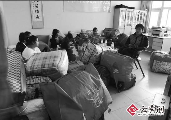 到昆当晚不少学生只能睡在办公室。