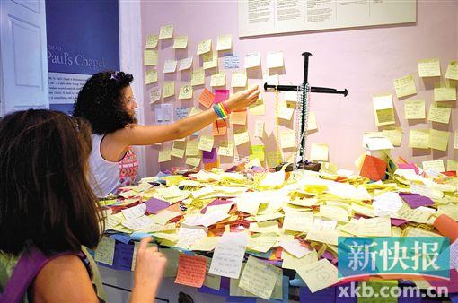 在纪念馆边上的教堂里,人们给逝去的人写上各种寄语,一个5岁的小女孩写了句&ldquo;天堂没有眼泪&rdquo;,并让她妈妈贴在最中心最显眼的地方。