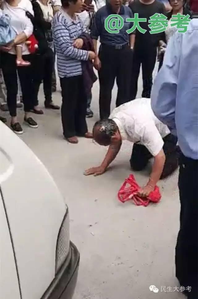 老人跪着吊死在小区树上 儿子被围观者扔鸡蛋