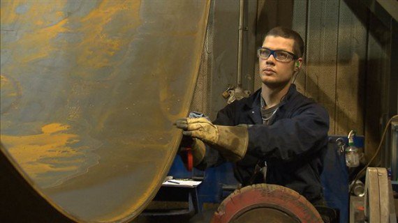 Un jeune travailleur dans une usine