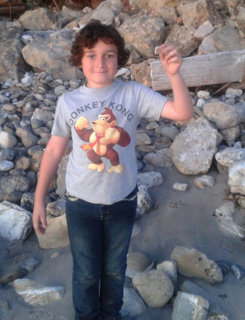 马州哈杰斯镇九岁大的男孩杰克?贾西亚因偷吃生日蛋糕，被母亲奥丽安娜?贾西亚的男友威尔森殴打致死。（美联社）