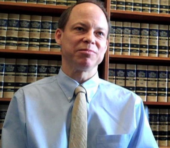 他性侵了她，却说自己后悔得连牛排都吃不下了