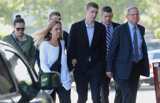 他性侵了她，却说自己后悔得连牛排都吃不下了