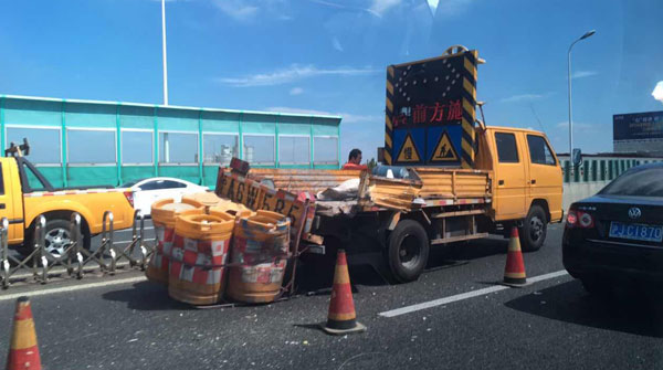 图说：被撞的道路养护车。网友图