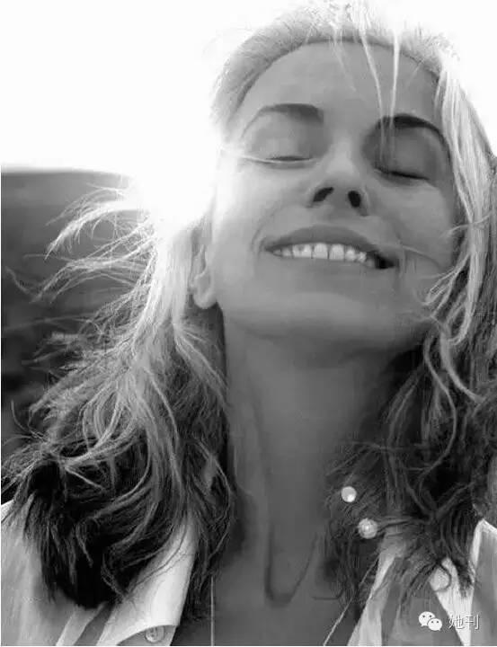 61岁的她白发童颜,却美丽优雅不输女神赵雅芝~