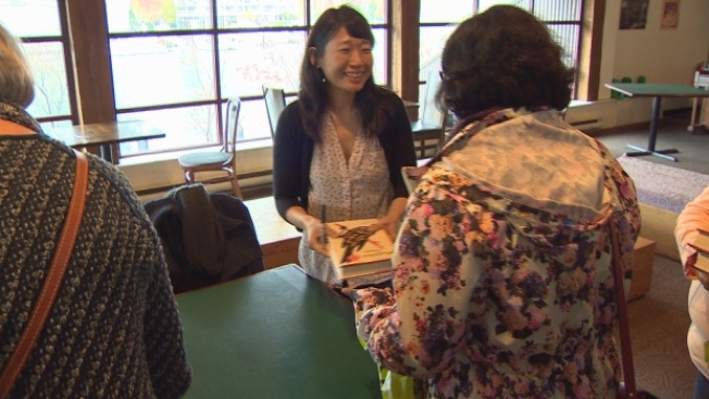 加拿大华裔作家邓敏灵以《不要说我们一无所有》一书入围布克奖与加拿大总督文学奖。(CBC)