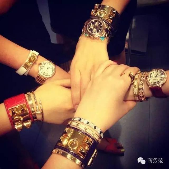 这群女富二代因炫富被外媒关注,但套路一毛一样