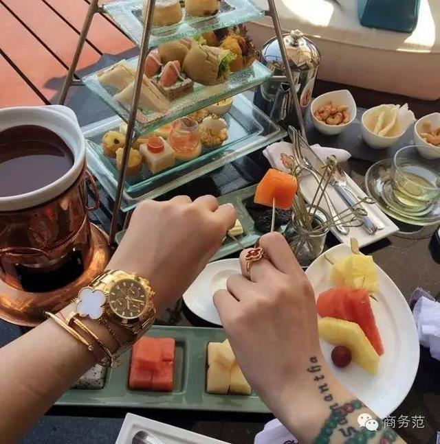 这群女富二代因炫富被外媒关注,但套路一毛一样