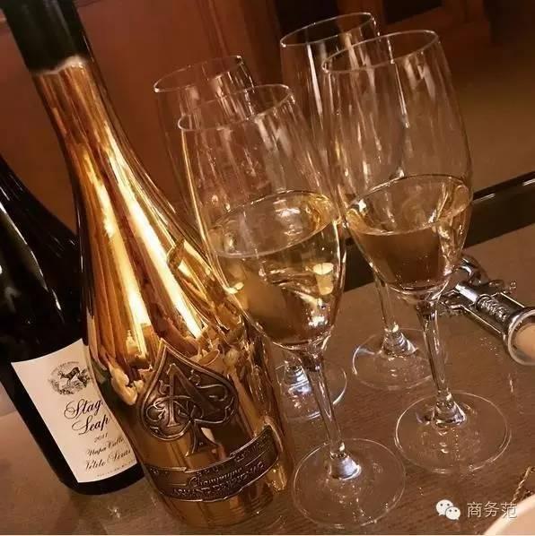 这群女富二代因炫富被外媒关注,但套路一毛一样