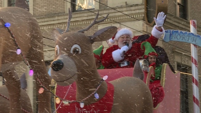 第13届罗渣士圣诞老人街头游行4日登场。(CBC)