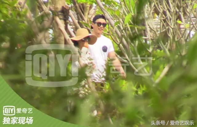 李冰冰恋情疑曝光!与神秘男三亚度假牵手拥吻
