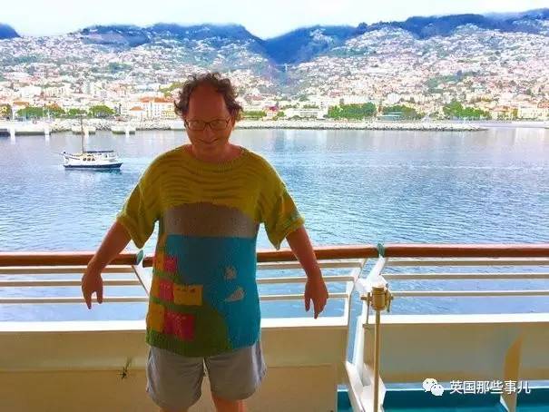 这小哥每次旅游前都要先织一件和景点一样的毛衣