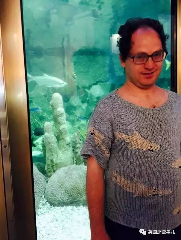 这小哥每次旅游前都要先织一件和景点一样的毛衣