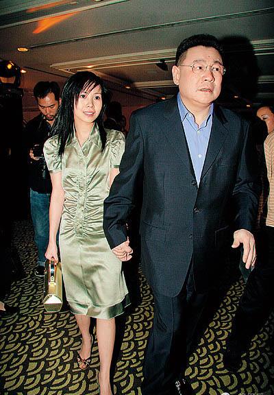 甘比已成“女首富”,和刘銮雄相恋6年的王颖妤过得怎么样?