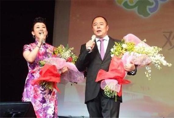 60岁张铁林又有新女友,小8岁气质不俗身家不菲