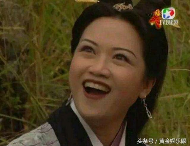 在TVB呆了30年只跑龙套,去美国反做男一号,金发女郎献吻