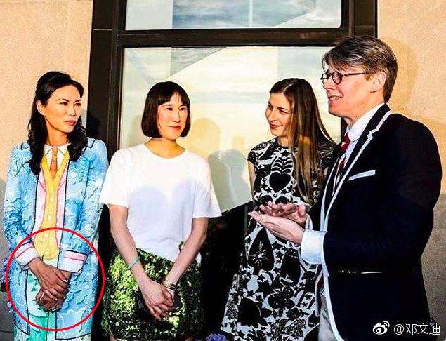 邓文迪随便挑张自己丑的合影就敢晒,彪悍的人生从不靠美颜加分!