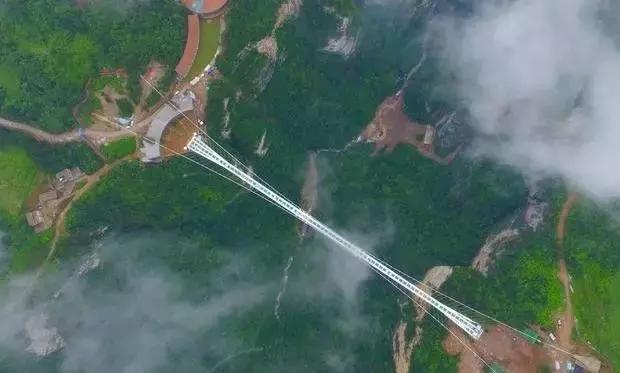 比张家界玻璃桥恐怖10000倍,世界第一天空悬廊面世!