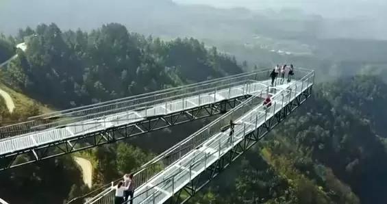 比张家界玻璃桥恐怖10000倍,世界第一天空悬廊面世!