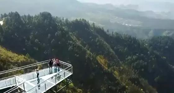比张家界玻璃桥恐怖10000倍,世界第一天空悬廊面世!